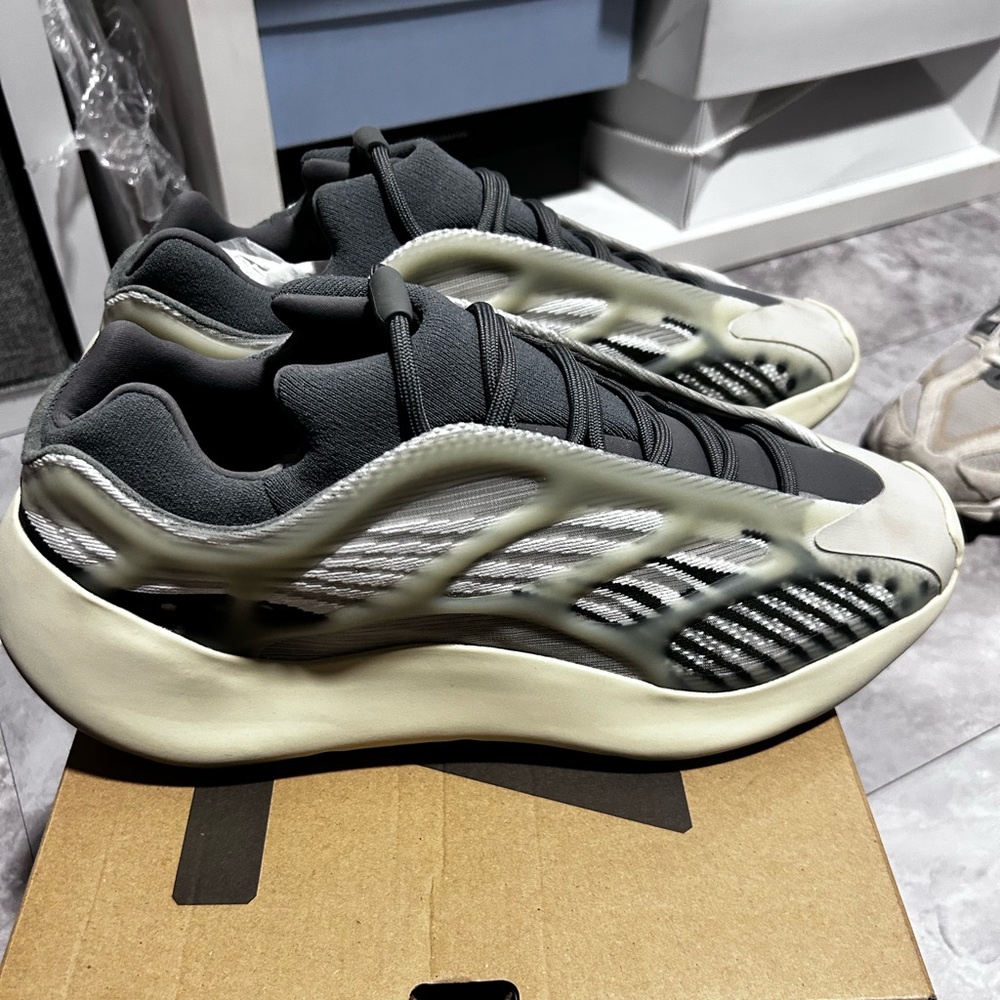 Yeezy 700 v3 - Picture 2 of 5